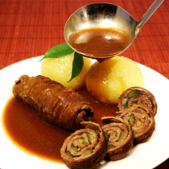 Rinderrouladen mit Dörrfleisch und Zwiebeln